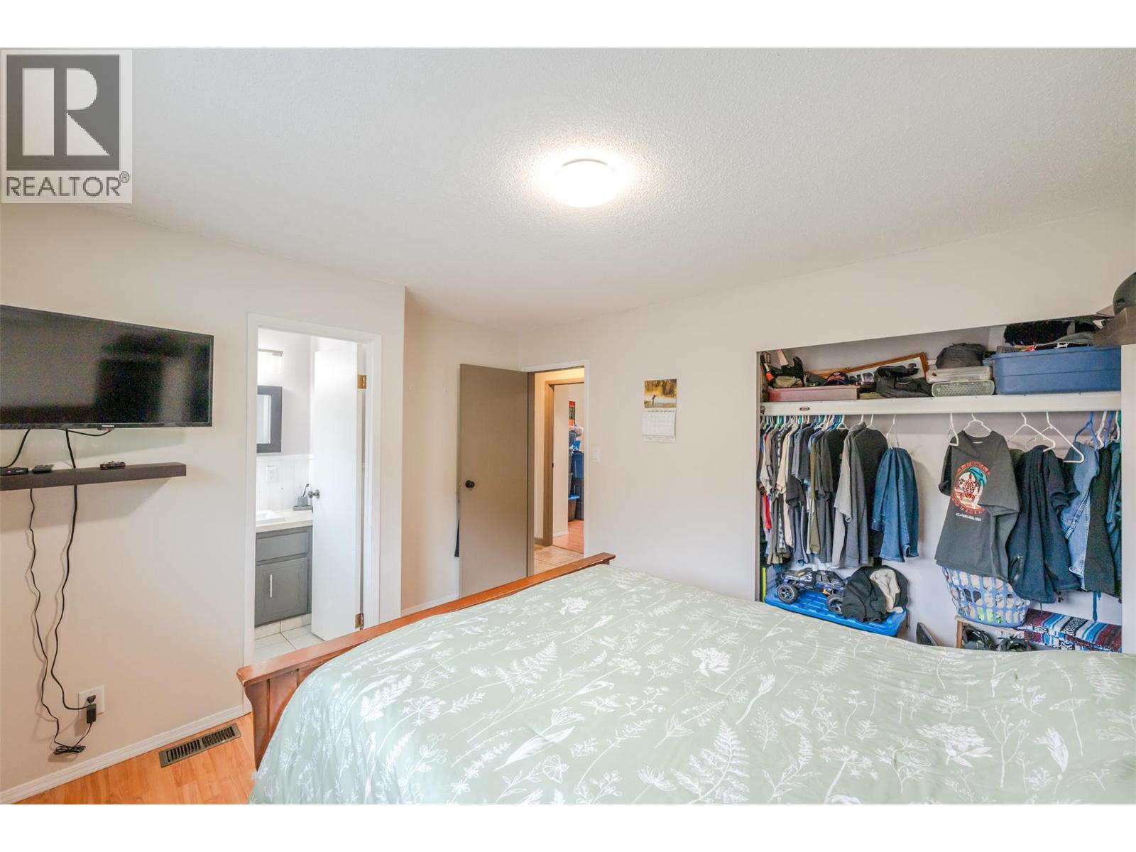 1418 Fairview Road, Oliver, BC - Indoor Photo Showing Bedroom