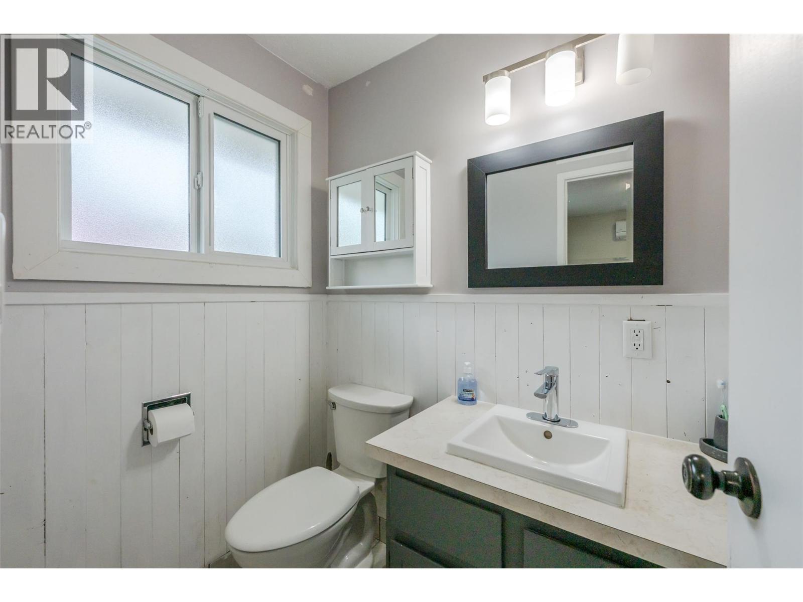 1418 Fairview Road, Oliver, BC - Indoor Photo Showing Bathroom