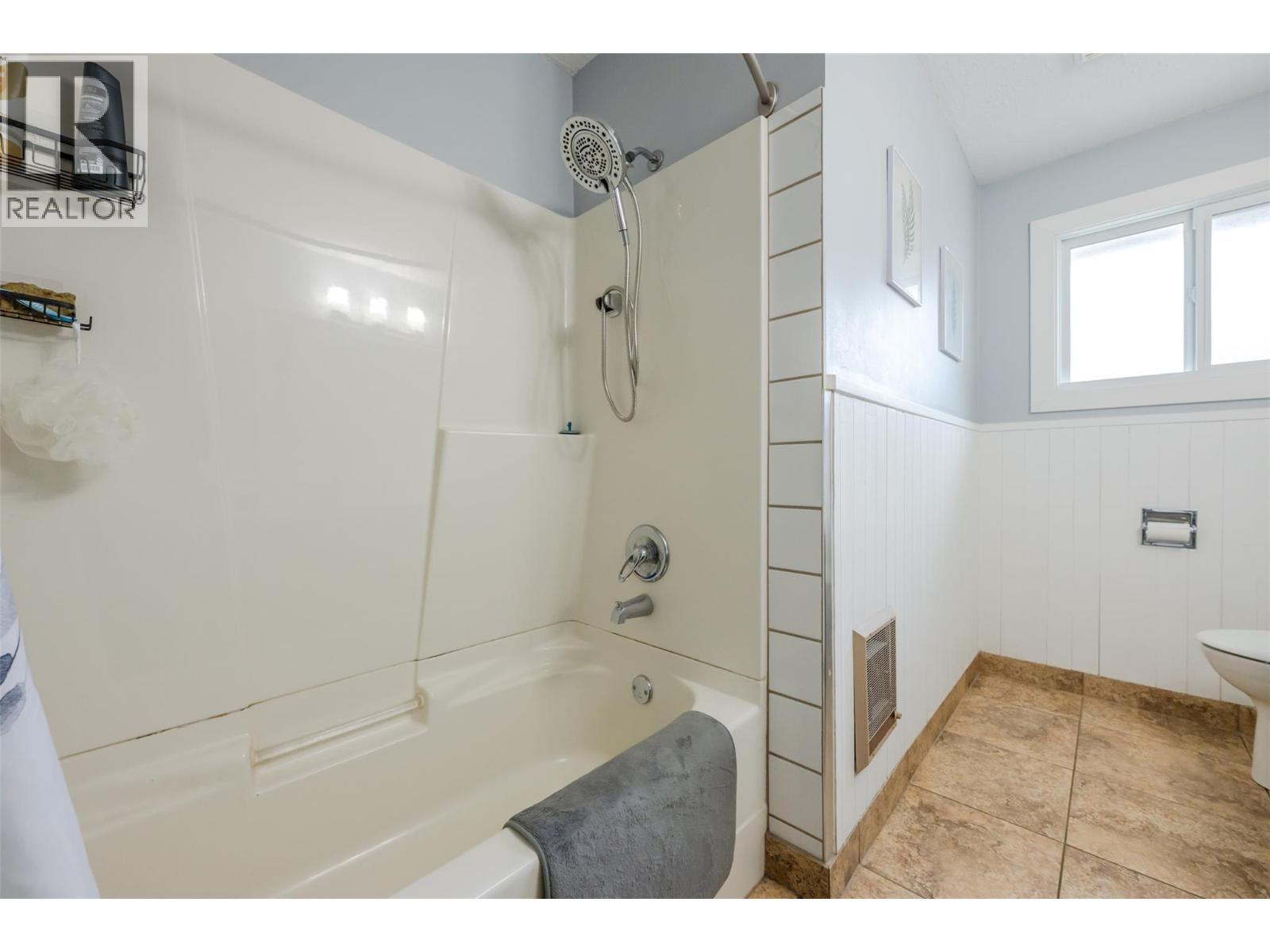 1418 Fairview Road, Oliver, BC - Indoor Photo Showing Bathroom
