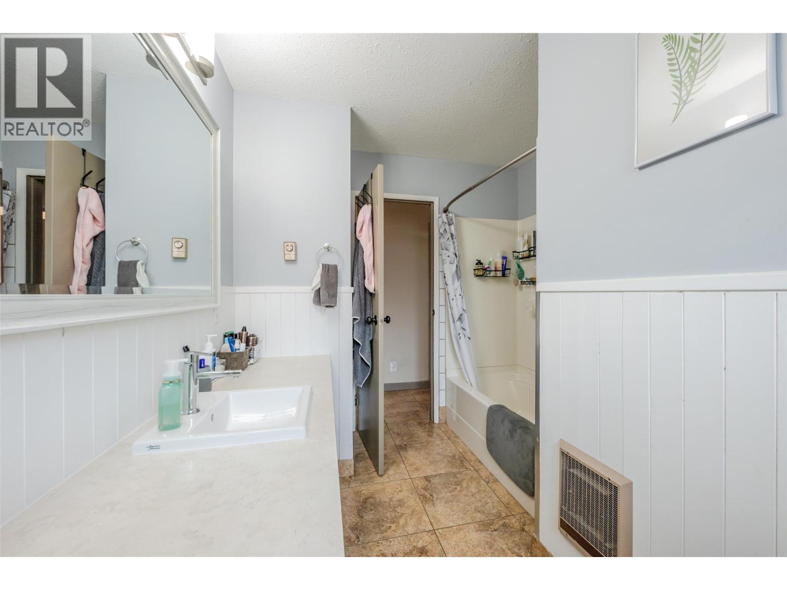 1418 Fairview Road, Oliver, BC - Indoor Photo Showing Bathroom