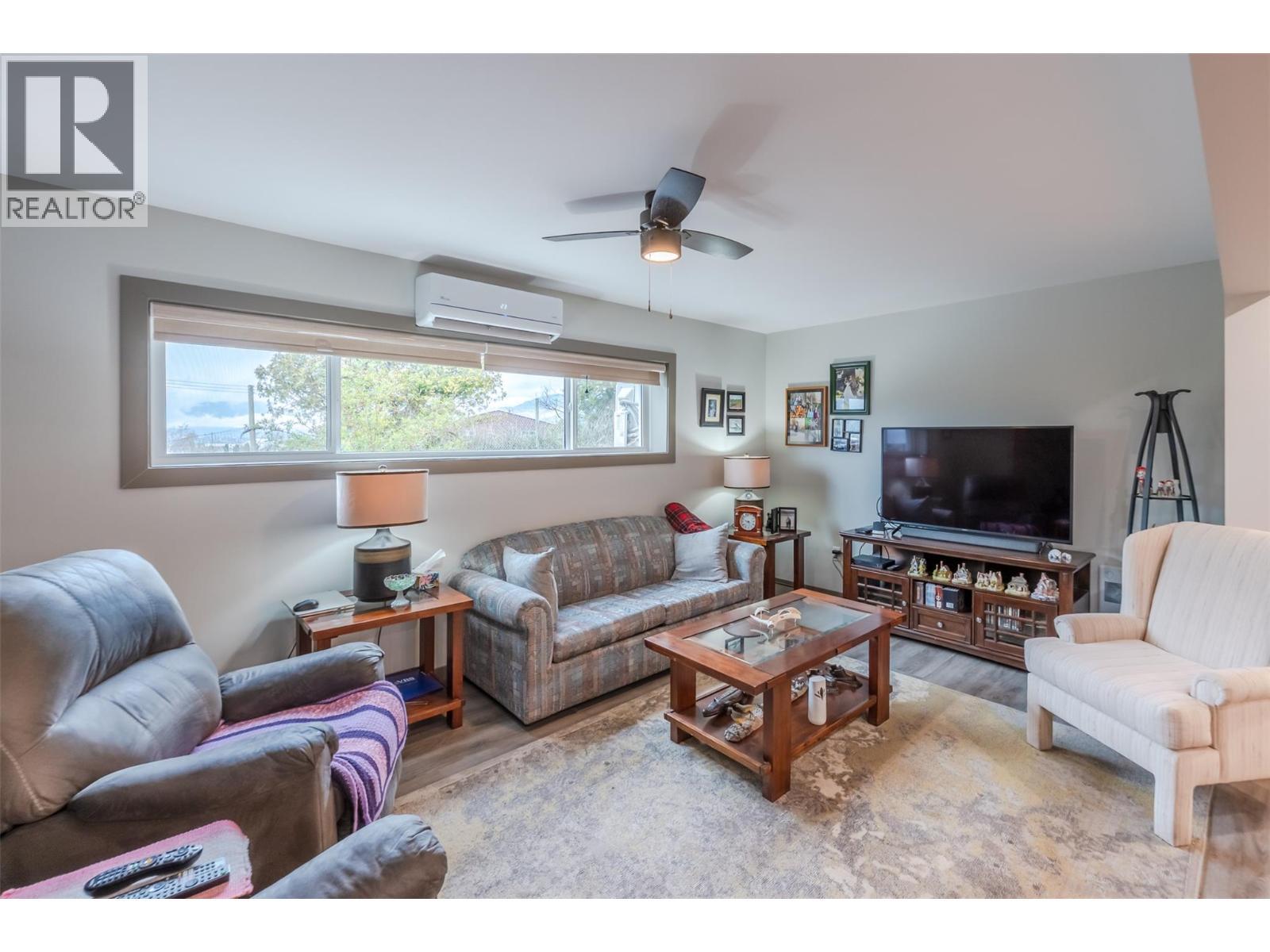 1418 Fairview Road, Oliver, BC - Indoor Photo Showing Living Room
