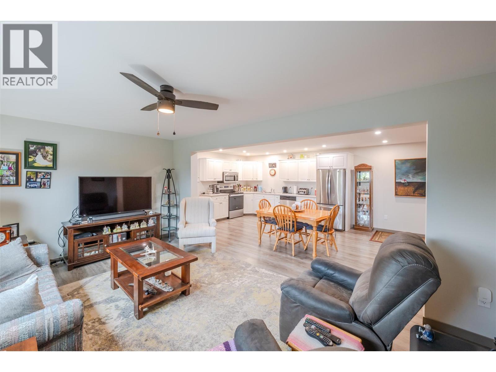 1418 Fairview Road, Oliver, BC - Indoor Photo Showing Living Room