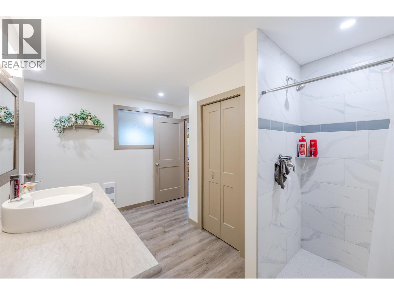 1418 Fairview Road, Oliver, BC - Indoor Photo Showing Bathroom