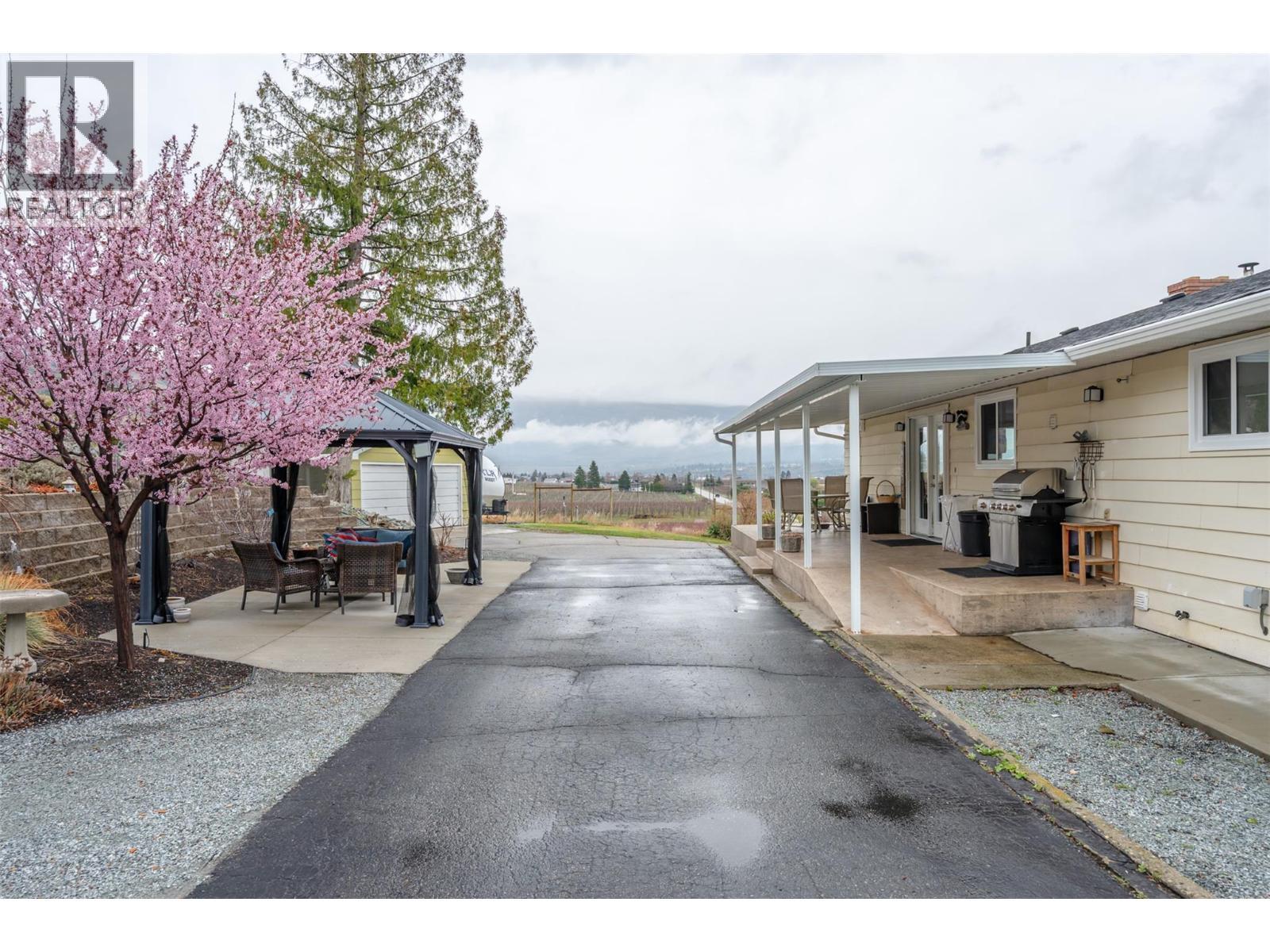 1418 Fairview Road, Oliver, BC - Outdoor