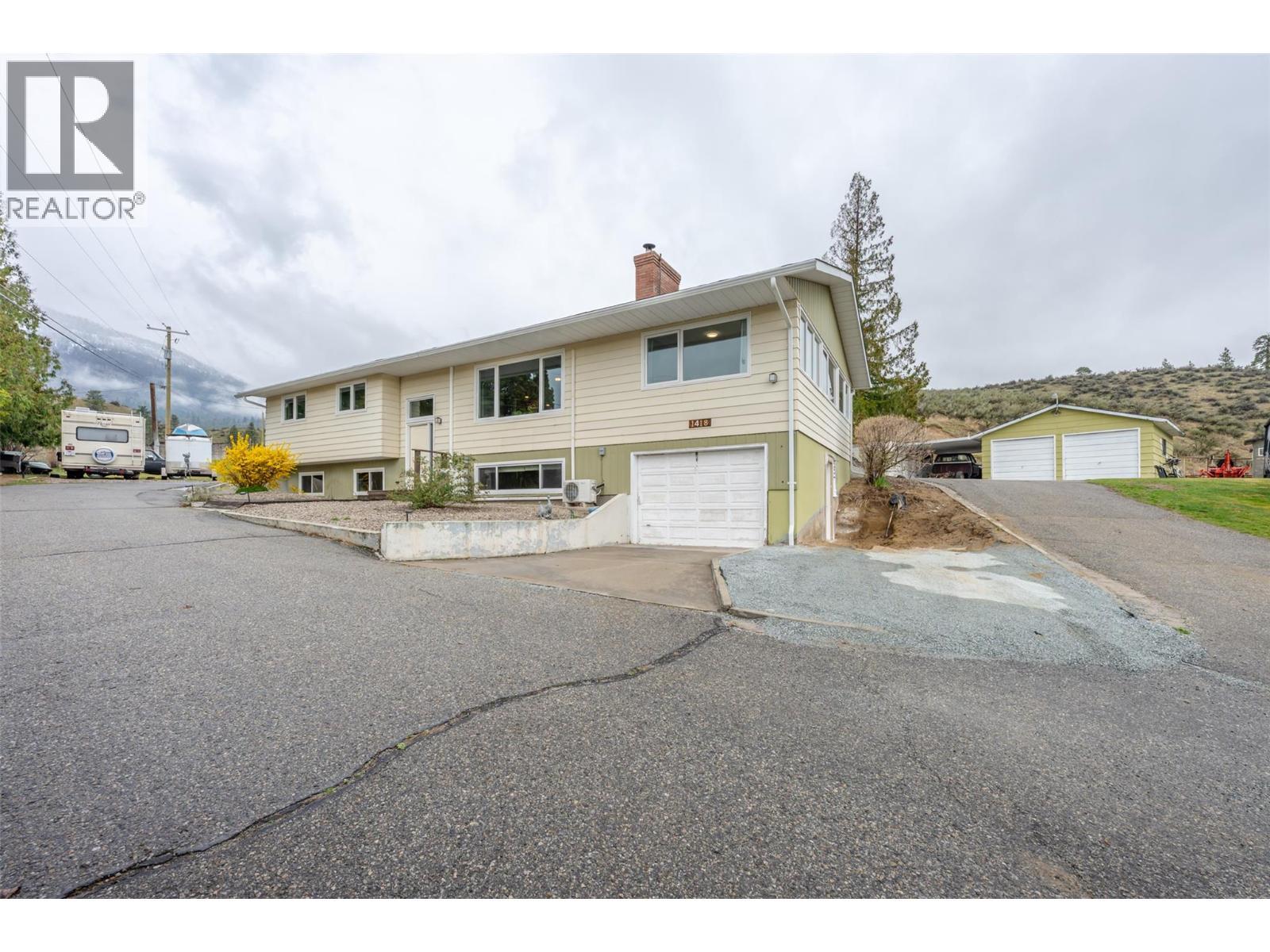 1418 Fairview Road, Oliver, BC - Outdoor With Facade