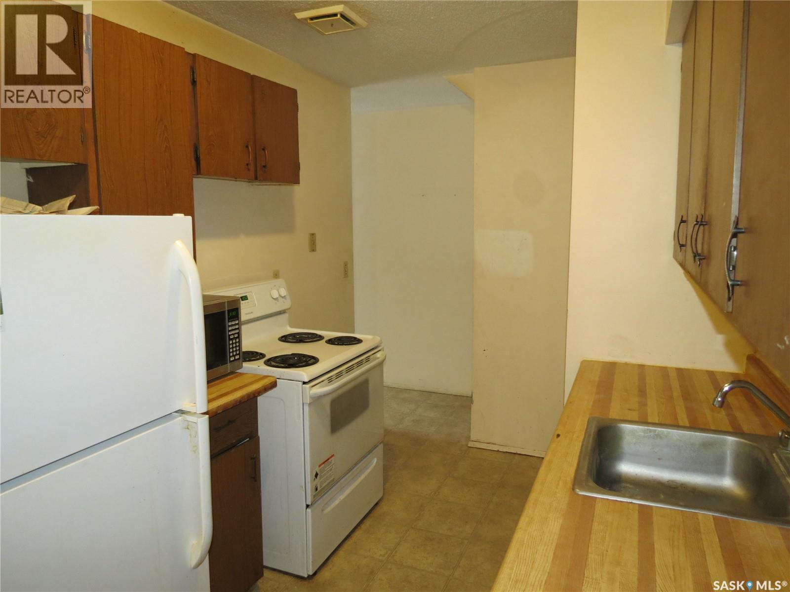 3926 Castle Road, Regina, SK - Indoor Photo Showing Kitchen