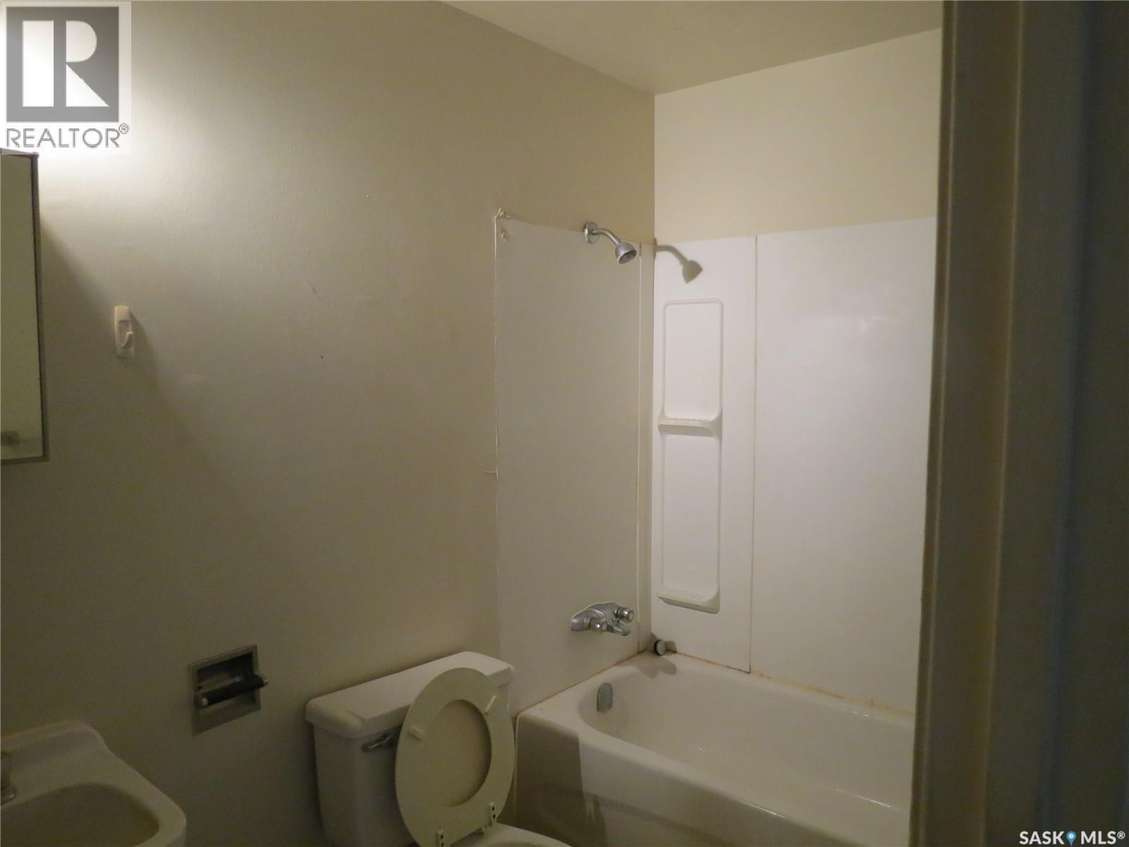 3926 Castle Road, Regina, SK - Indoor Photo Showing Bathroom