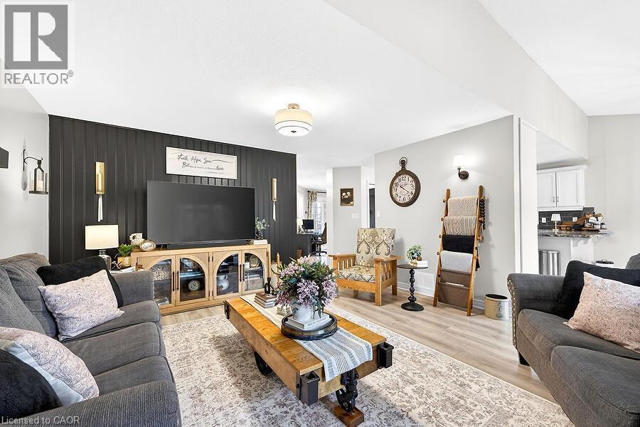 7 Etherington Crescent, Binbrook, ON - Indoor Photo Showing Living Room