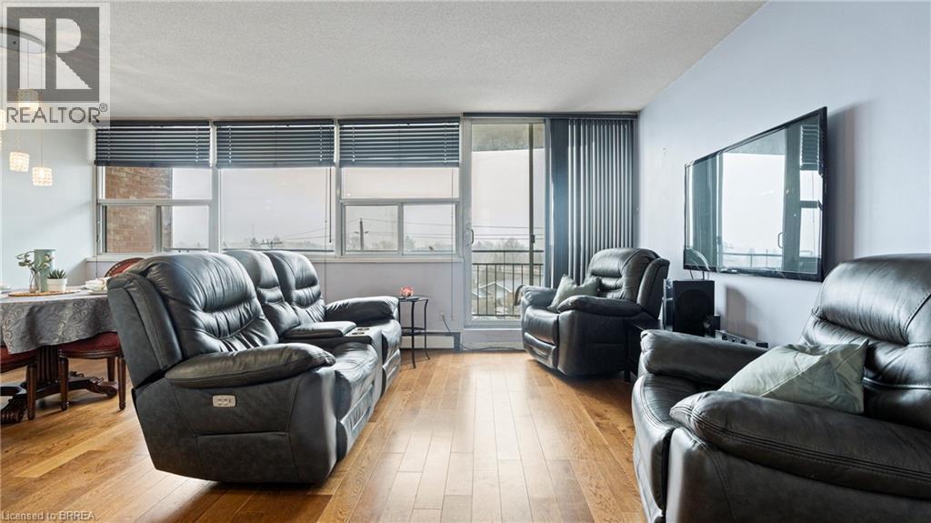 293 Mohawk Road E Unit# 501, Hamilton, ON - Indoor Photo Showing Living Room