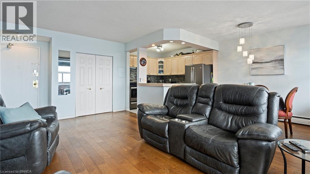 293 Mohawk Road E Unit# 501, Hamilton, ON - Indoor Photo Showing Living Room