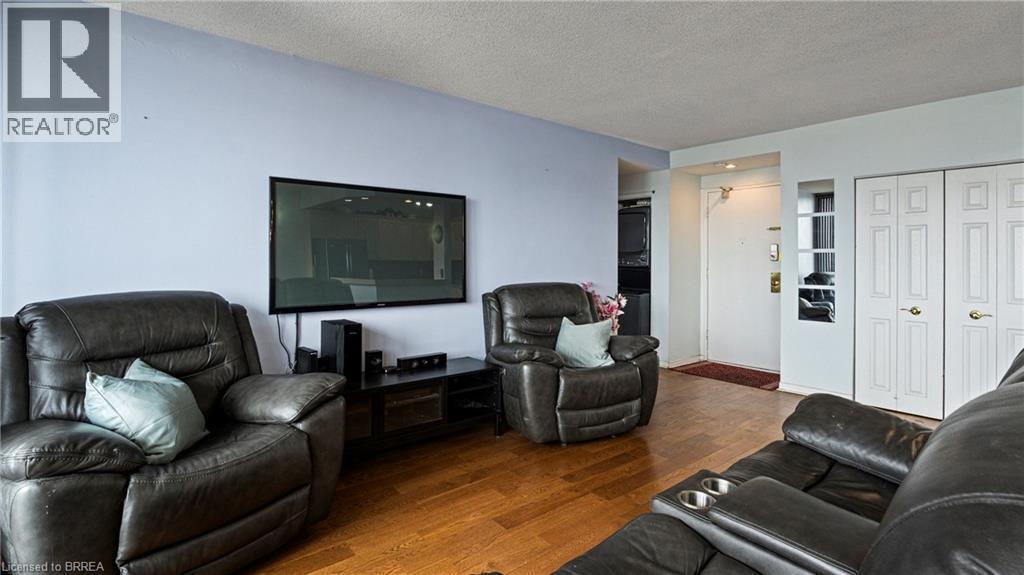 293 Mohawk Road E Unit# 501, Hamilton, ON - Indoor Photo Showing Living Room
