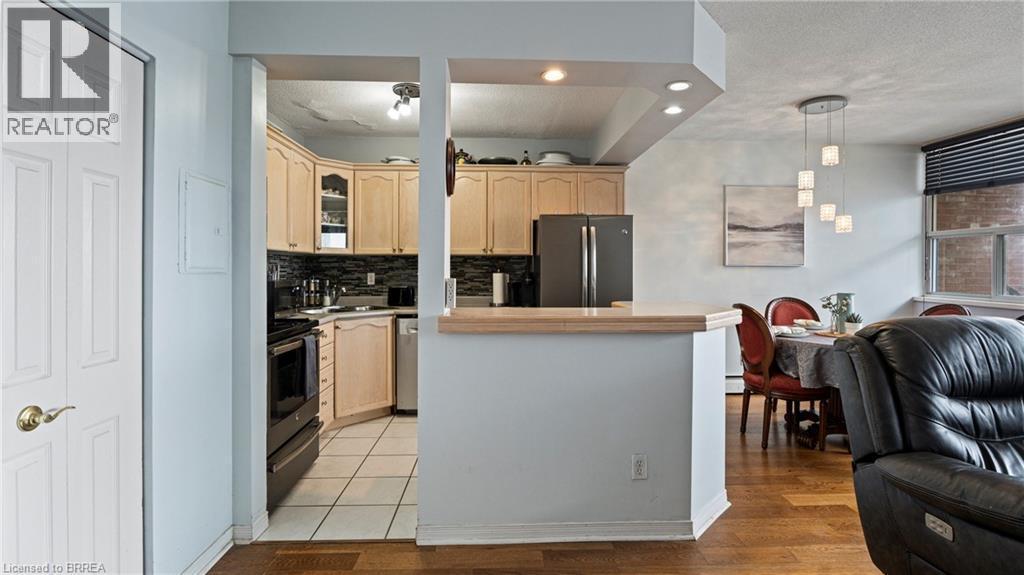293 Mohawk Road E Unit# 501, Hamilton, ON - Indoor Photo Showing Kitchen