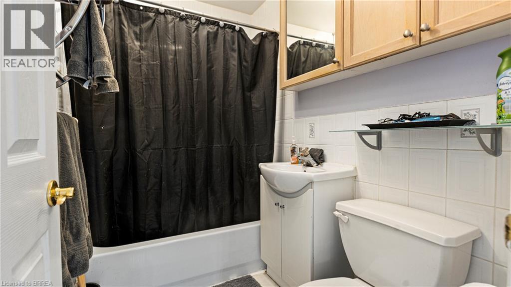 293 Mohawk Road E Unit# 501, Hamilton, ON - Indoor Photo Showing Bathroom