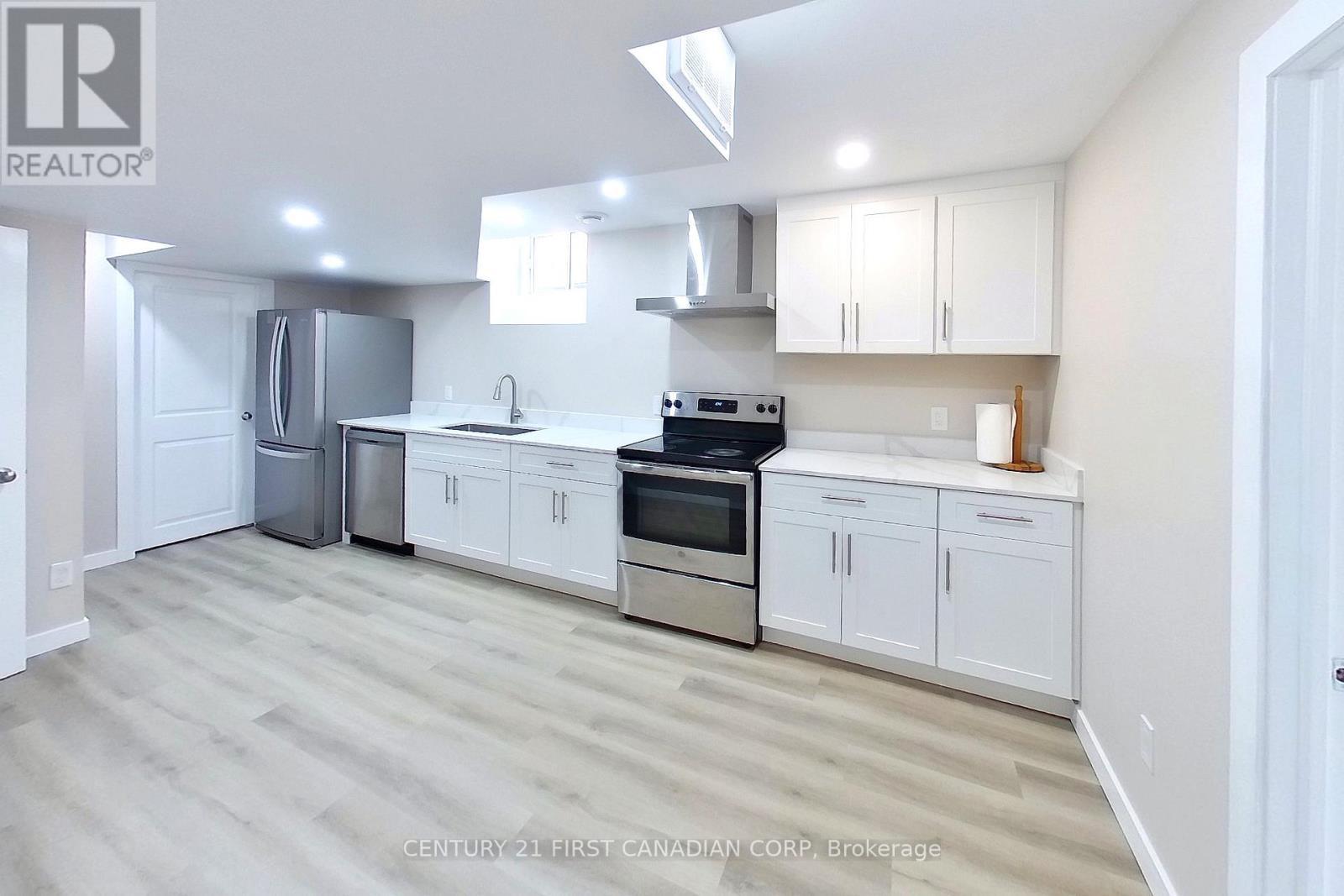 Lower Unit - 910 Reeves Avenue, London North (North I), ON - Indoor Photo Showing Kitchen