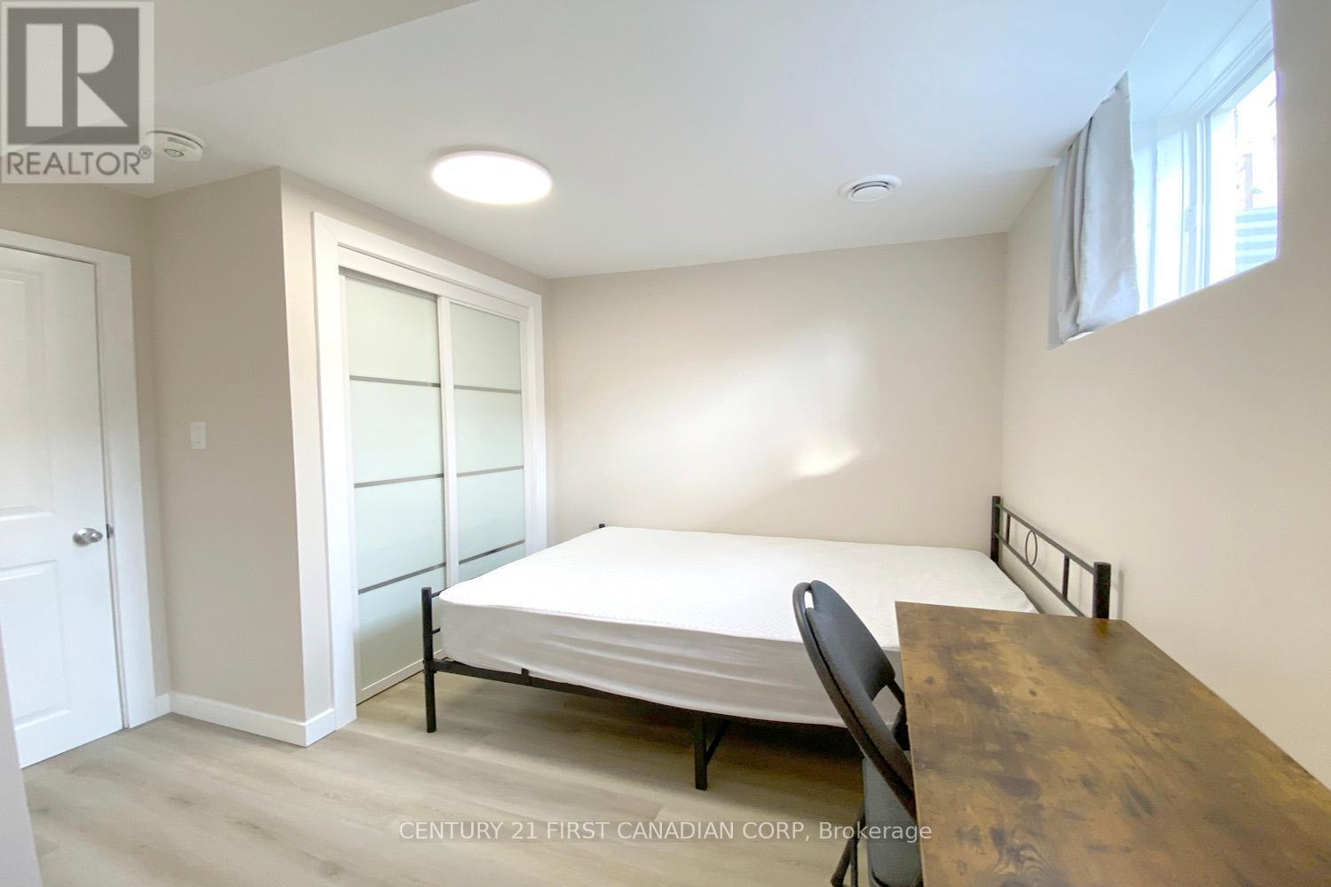 Lower Unit - 910 Reeves Avenue, London North (North I), ON - Indoor Photo Showing Bedroom