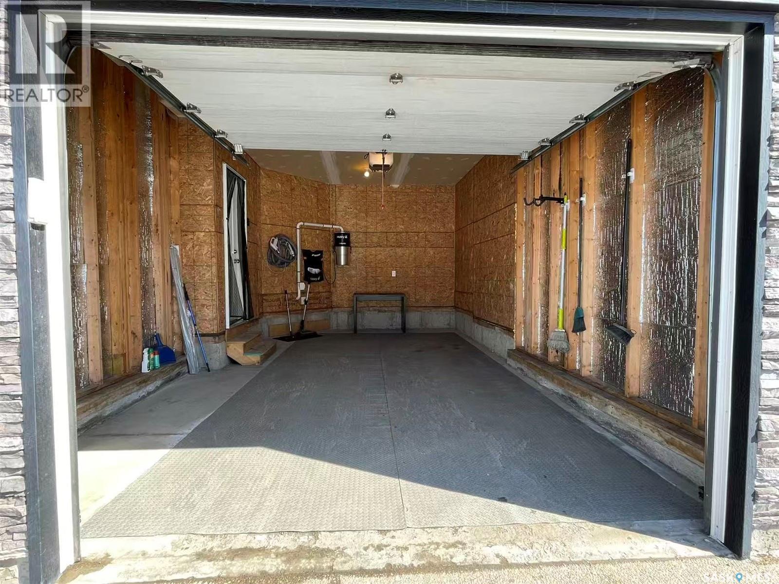 2 5301 Beacon Drive, Regina, SK - Indoor Photo Showing Garage