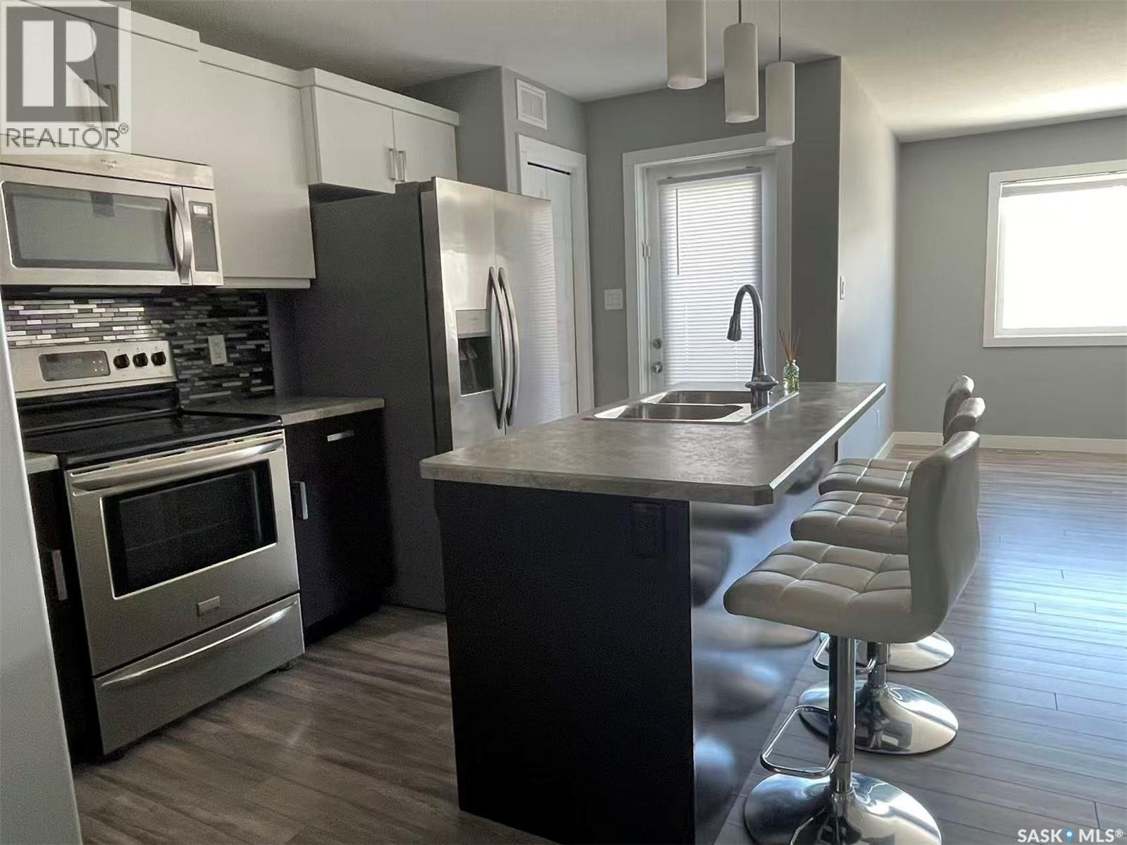 2 5301 Beacon Drive, Regina, SK - Indoor Photo Showing Kitchen With Double Sink