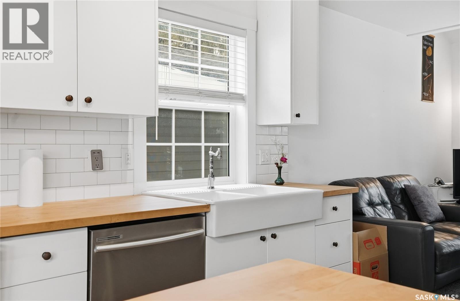 929 K Avenue N, Saskatoon, SK - Indoor Photo Showing Kitchen With Double Sink