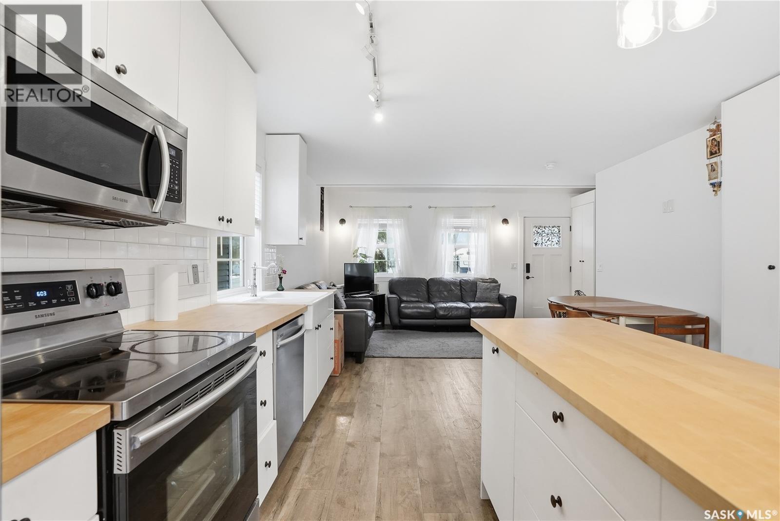 929 K Avenue N, Saskatoon, SK - Indoor Photo Showing Kitchen