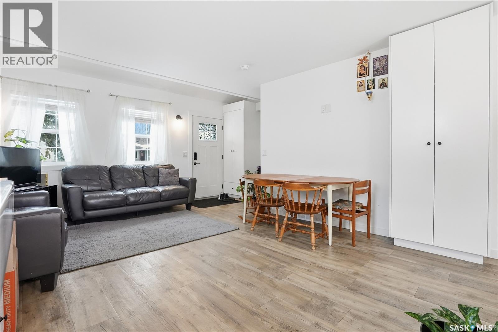 929 K Avenue N, Saskatoon, SK - Indoor Photo Showing Living Room