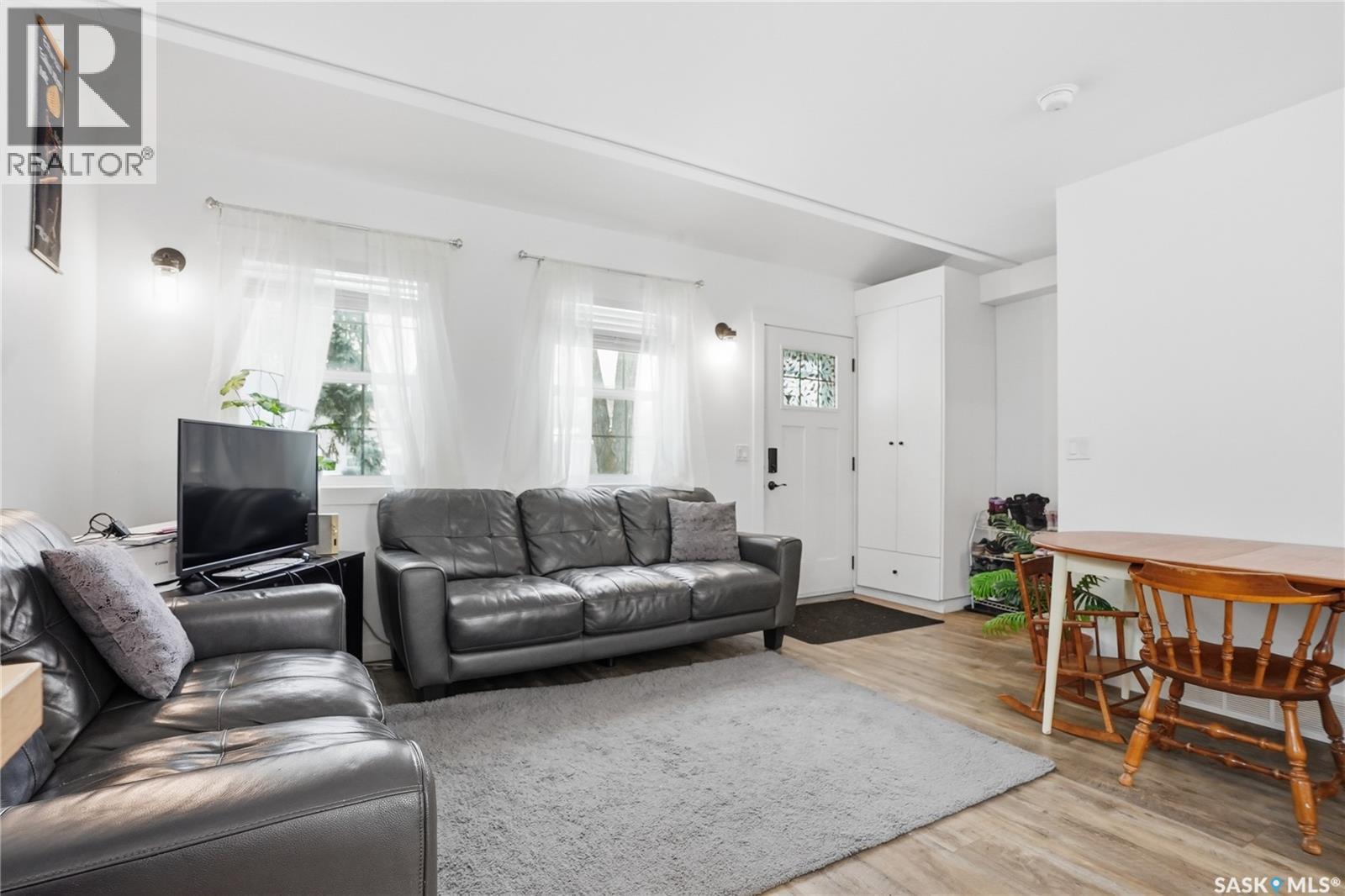 929 K Avenue N, Saskatoon, SK - Indoor Photo Showing Living Room
