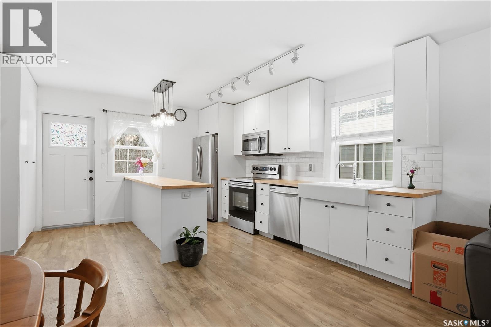 929 K Avenue N, Saskatoon, SK - Indoor Photo Showing Kitchen