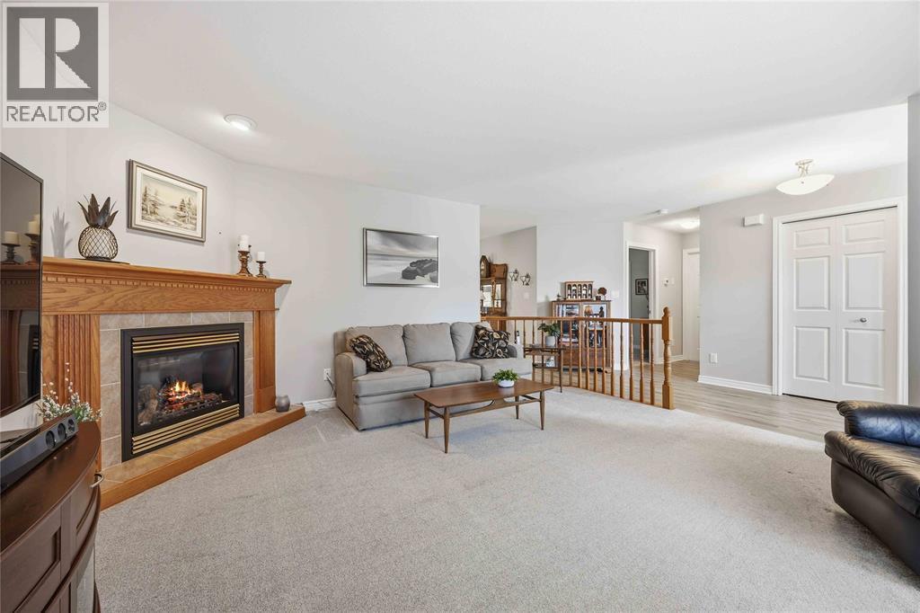 5700 Blackwell Sideroad Unit# 13, Sarnia, ON - Indoor Photo Showing Living Room With Fireplace