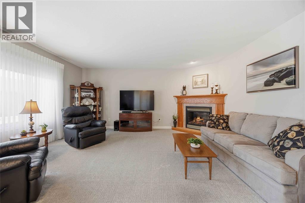 5700 Blackwell Sideroad Unit# 13, Sarnia, ON - Indoor Photo Showing Living Room With Fireplace