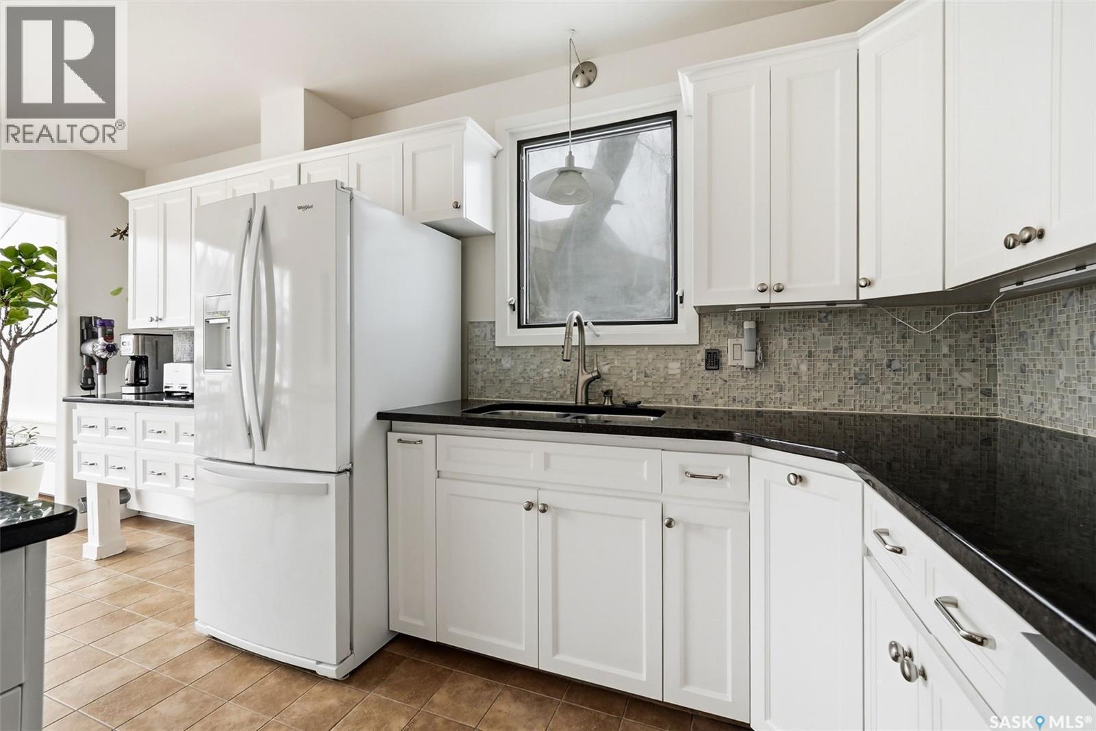 3003 Hill Avenue, Regina, SK - Indoor Photo Showing Kitchen