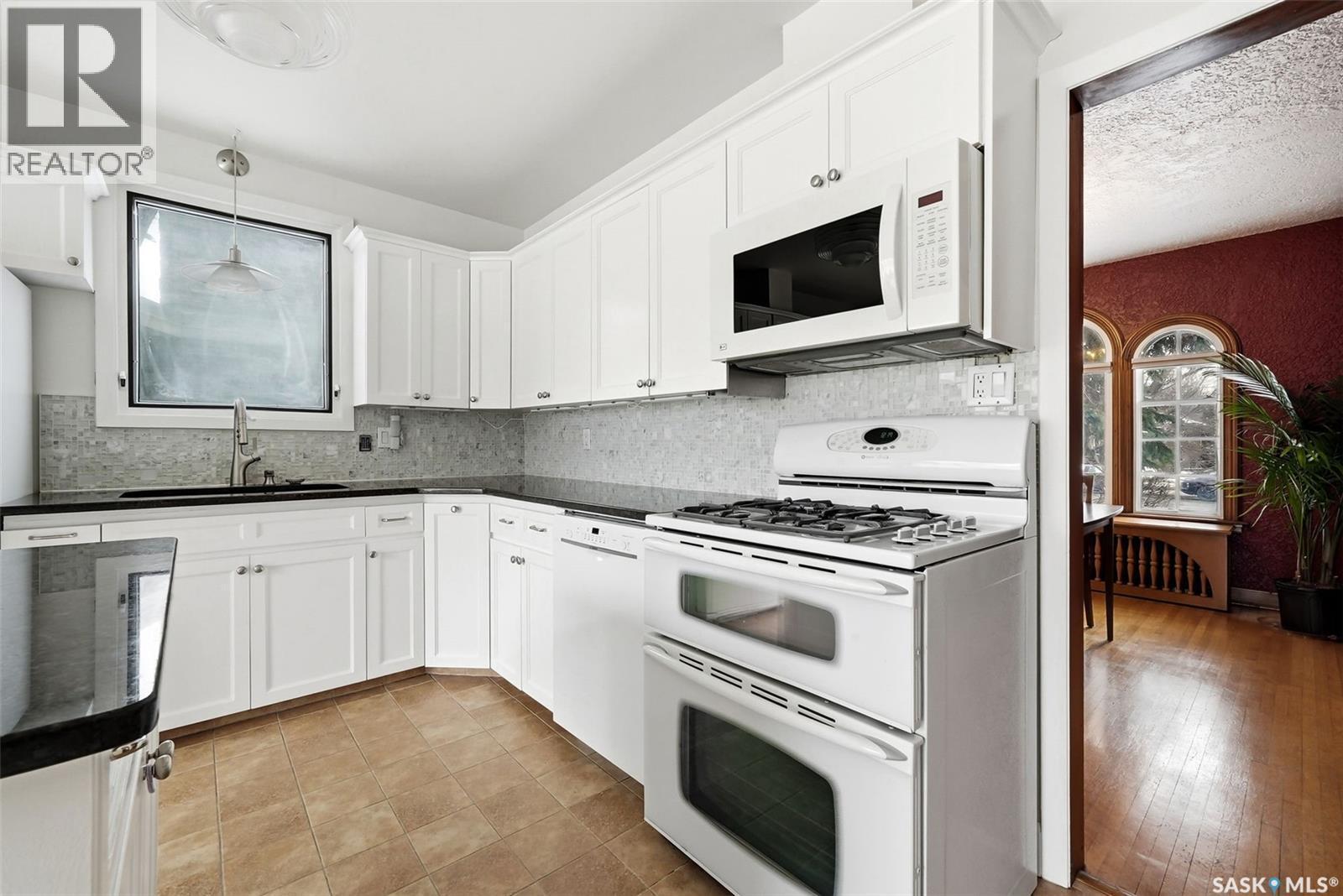 3003 Hill Avenue, Regina, SK - Indoor Photo Showing Kitchen