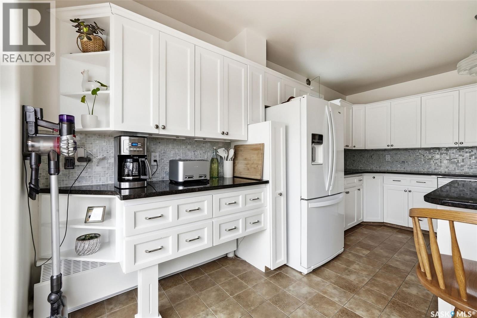3003 Hill Avenue, Regina, SK - Indoor Photo Showing Kitchen