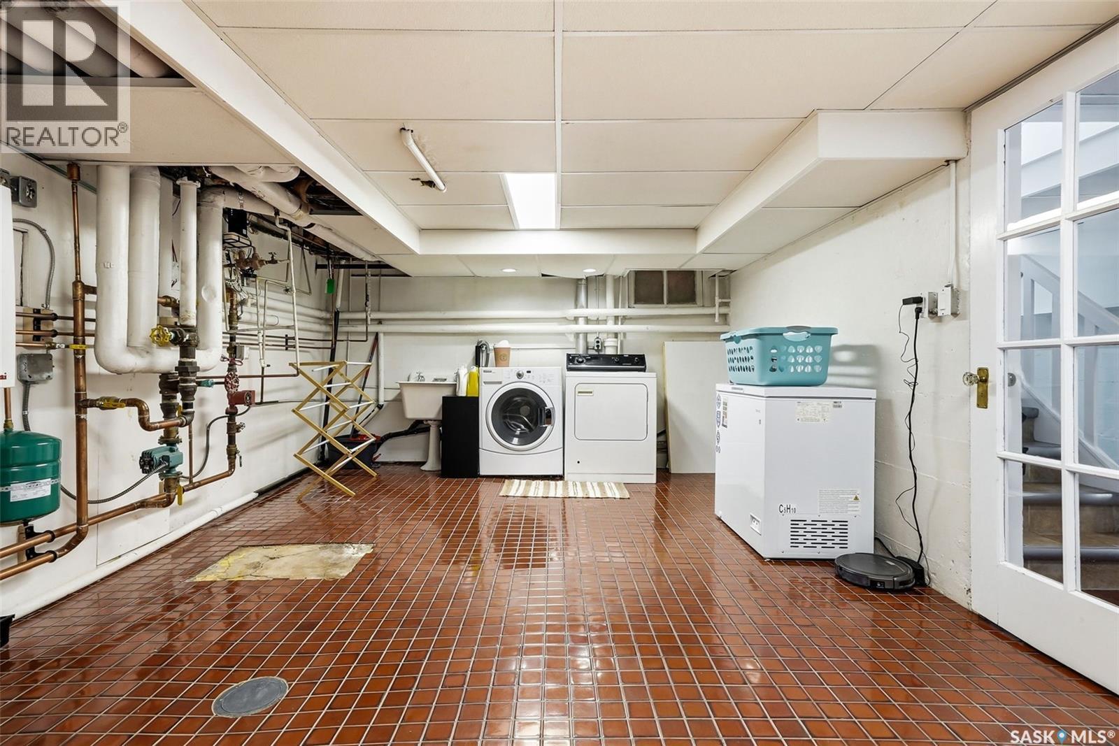 3003 Hill Avenue, Regina, SK - Indoor Photo Showing Laundry Room