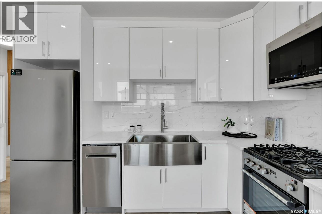 533 Sharma Crescent, Saskatoon, SK - Indoor Photo Showing Kitchen With Upgraded Kitchen