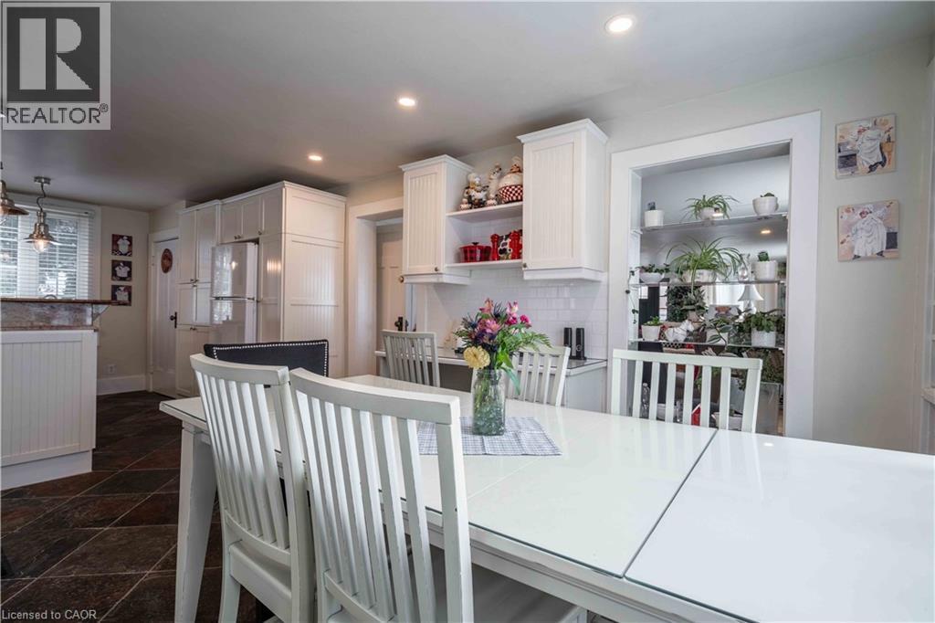 99 Argyle Street N, Caledonia, ON - Indoor Photo Showing Dining Room