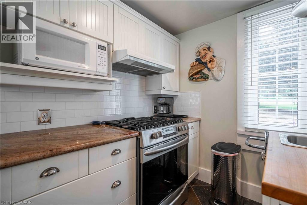 Sleek Subway tile backsplash - 99 Argyle Street N, Caledonia, ON - Indoor Photo Showing Kitchen
