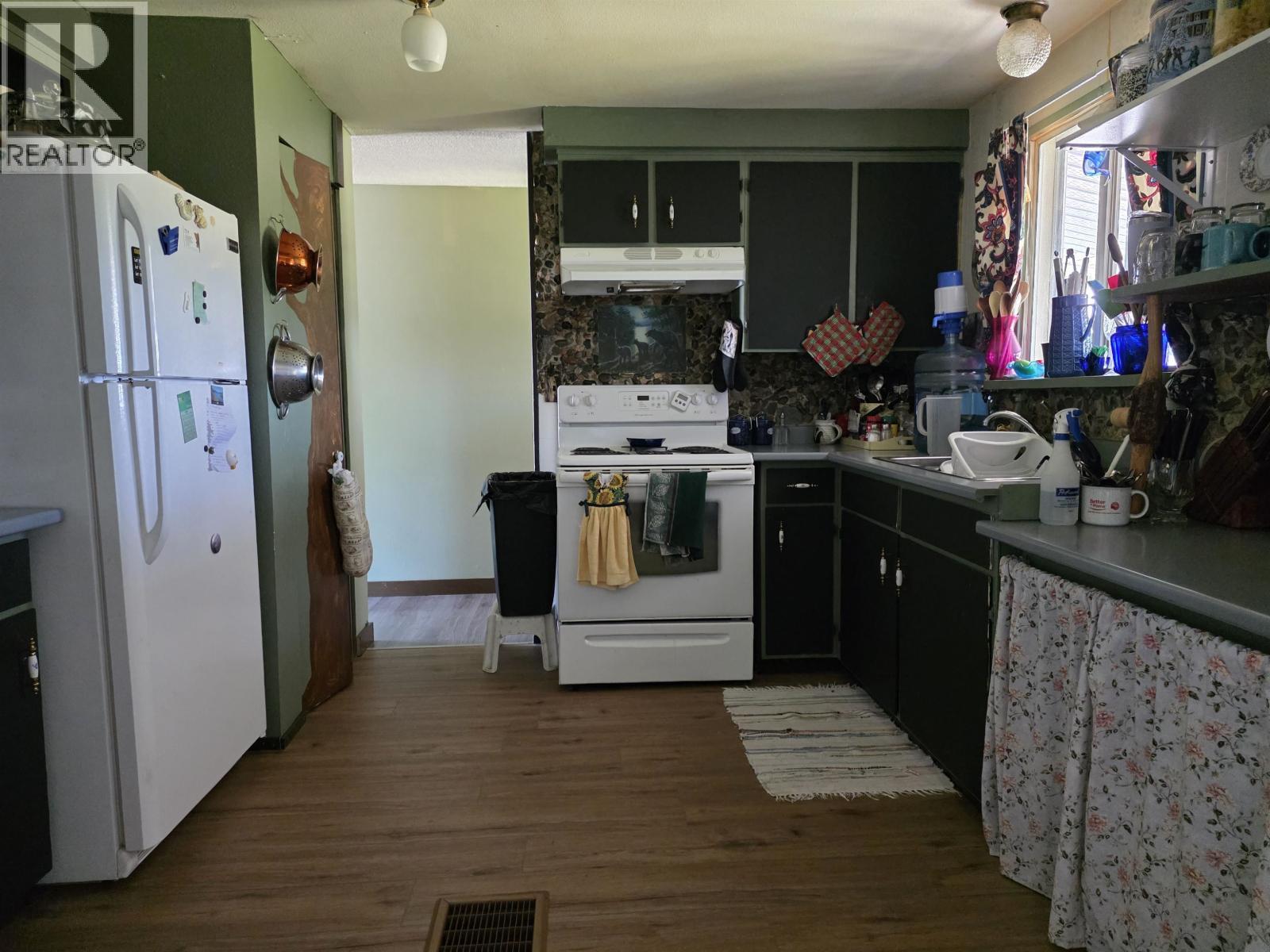 15 Harmon Crescent, Granisle, BC - Indoor Photo Showing Kitchen
