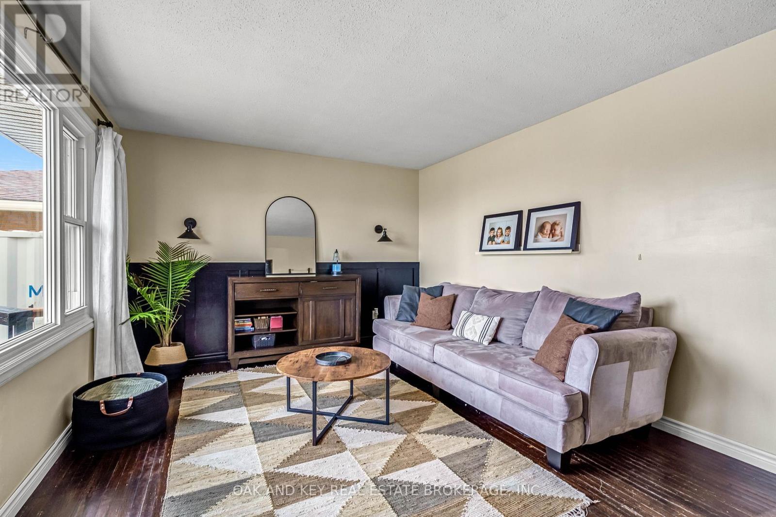 26 Sinclair Avenue, St. Thomas, ON - Indoor Photo Showing Living Room