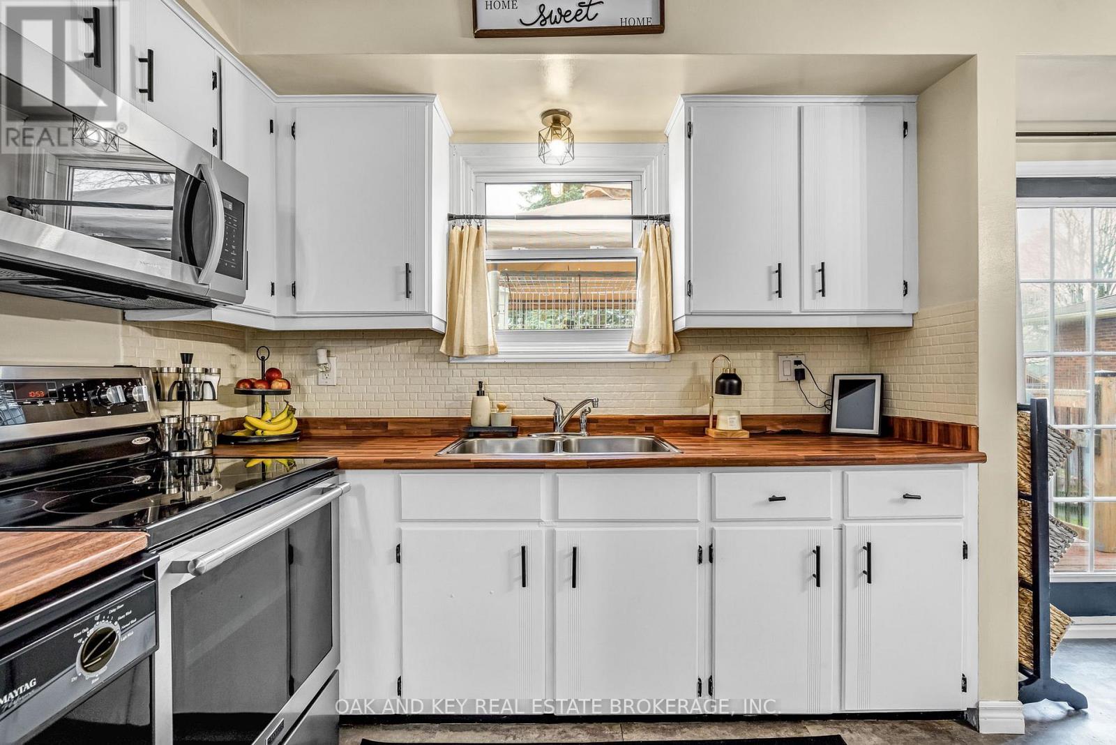 26 Sinclair Avenue, St. Thomas, ON - Indoor Photo Showing Kitchen With Double Sink