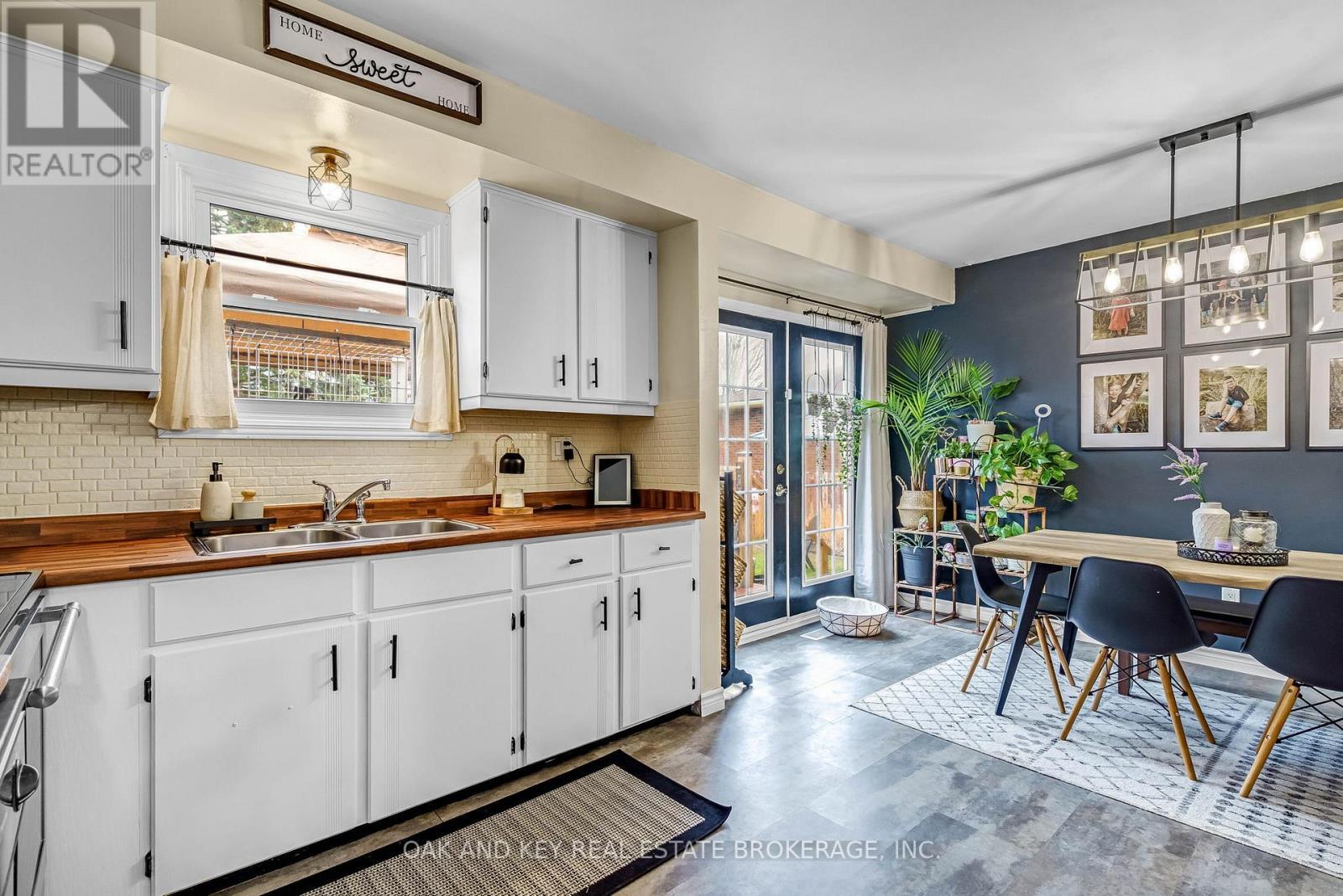 26 Sinclair Avenue, St. Thomas, ON - Indoor Photo Showing Kitchen With Double Sink