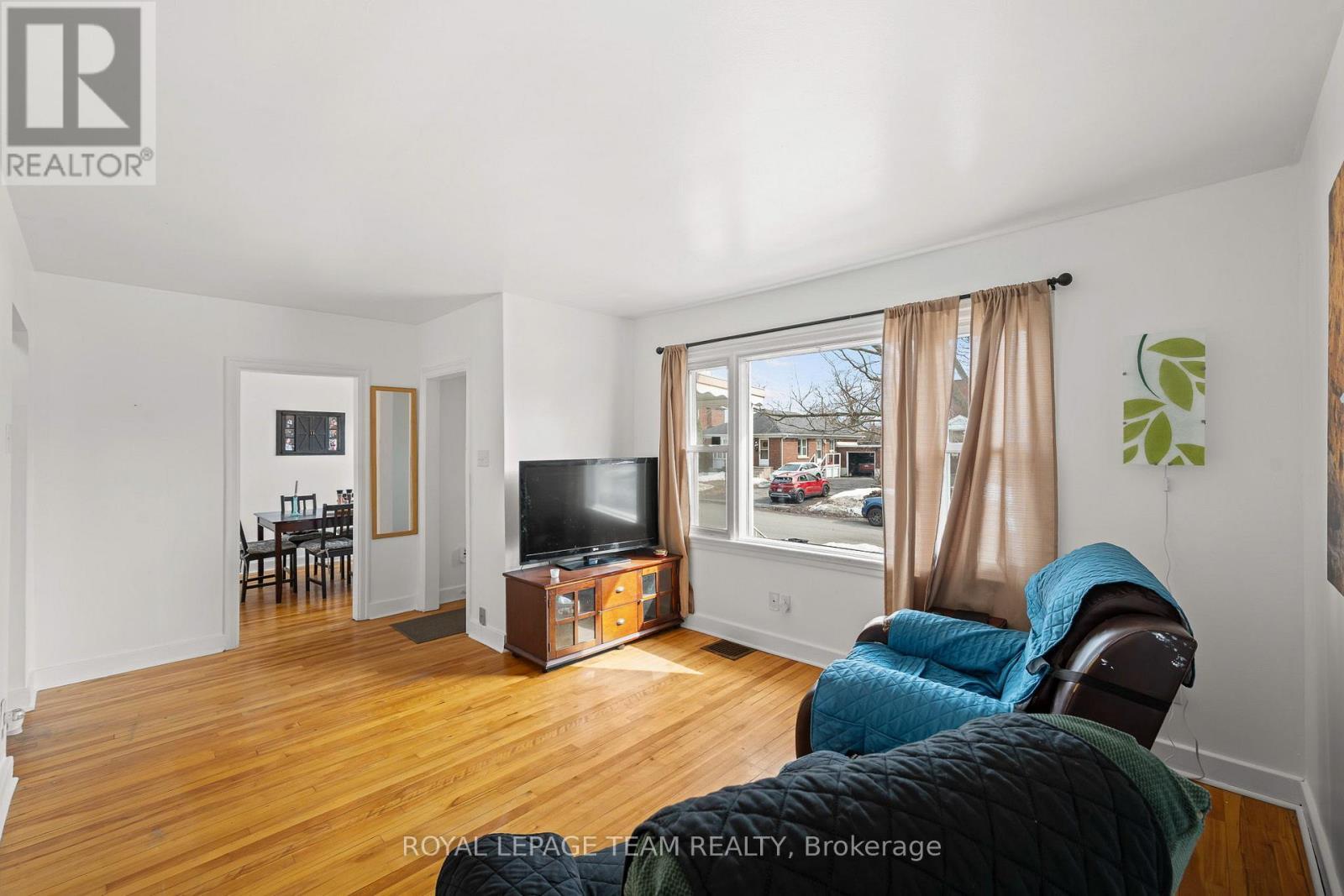 1123 Secord Avenue, Ottawa, ON - Indoor Photo Showing Living Room