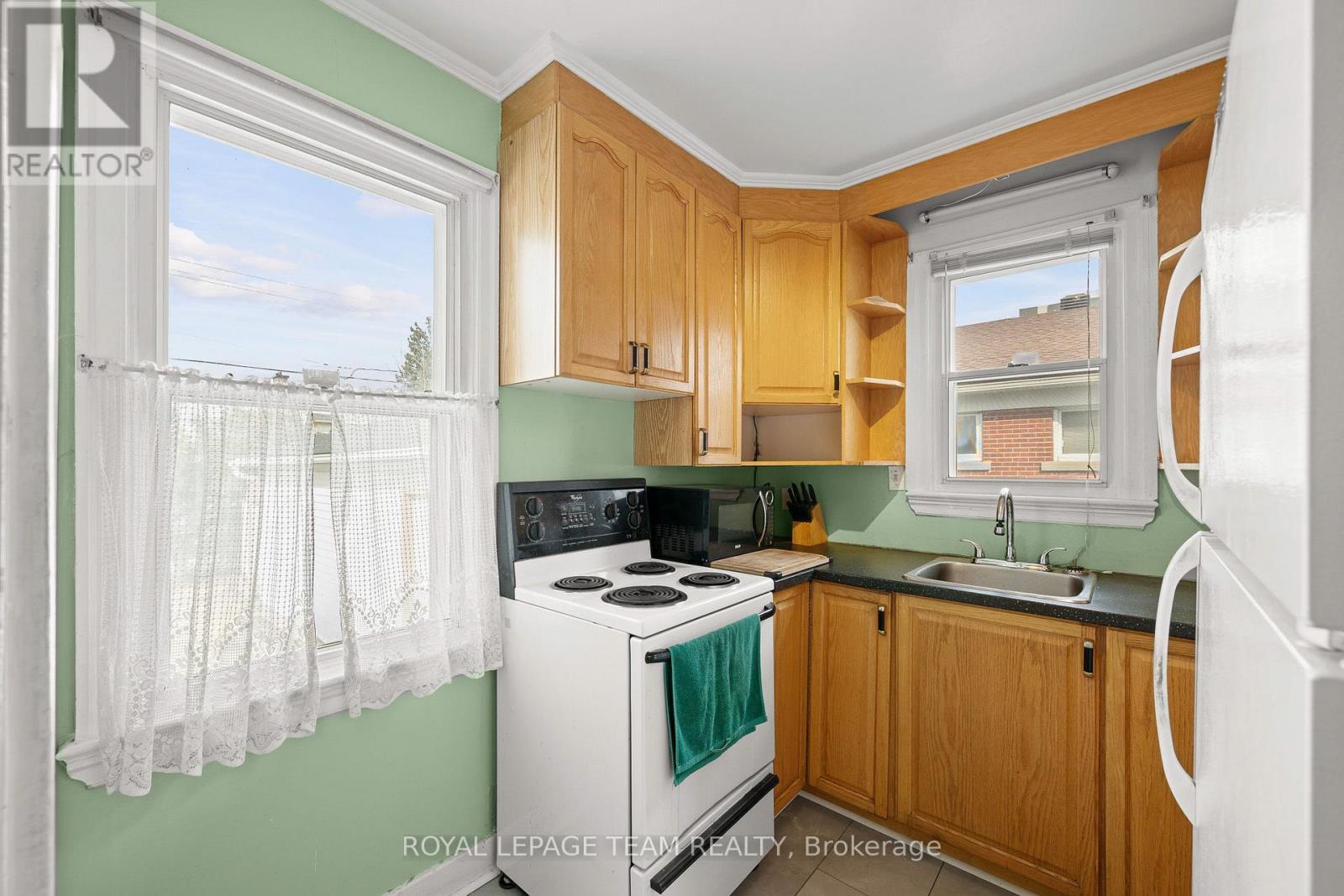 1123 Secord Avenue, Ottawa, ON - Indoor Photo Showing Kitchen