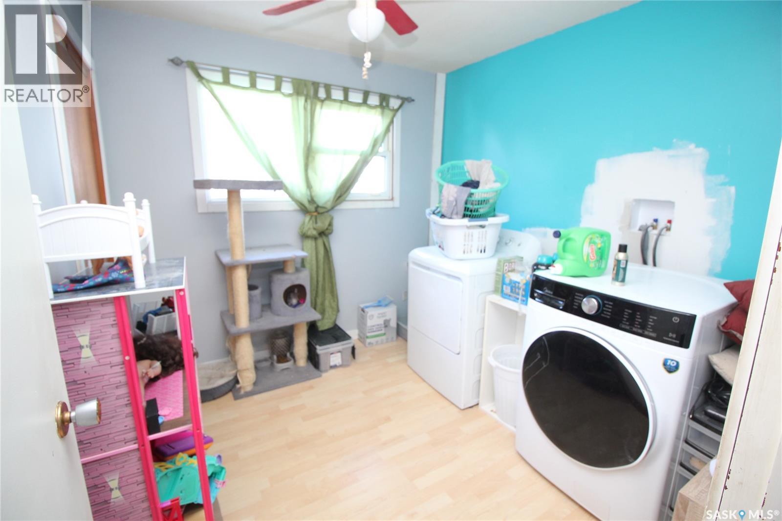 800 Robison Street, Indian Head, SK - Indoor Photo Showing Laundry Room