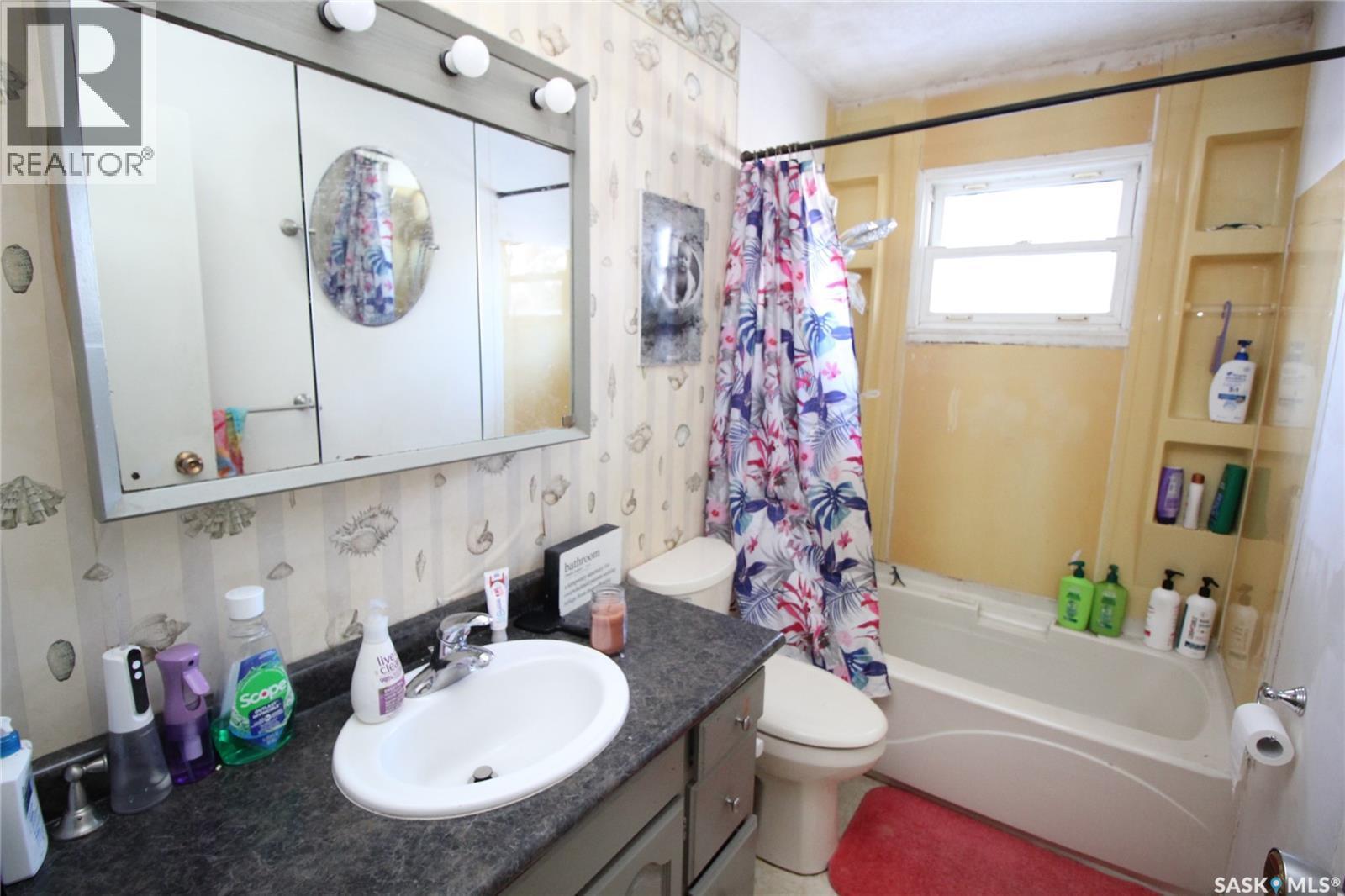 800 Robison Street, Indian Head, SK - Indoor Photo Showing Bathroom