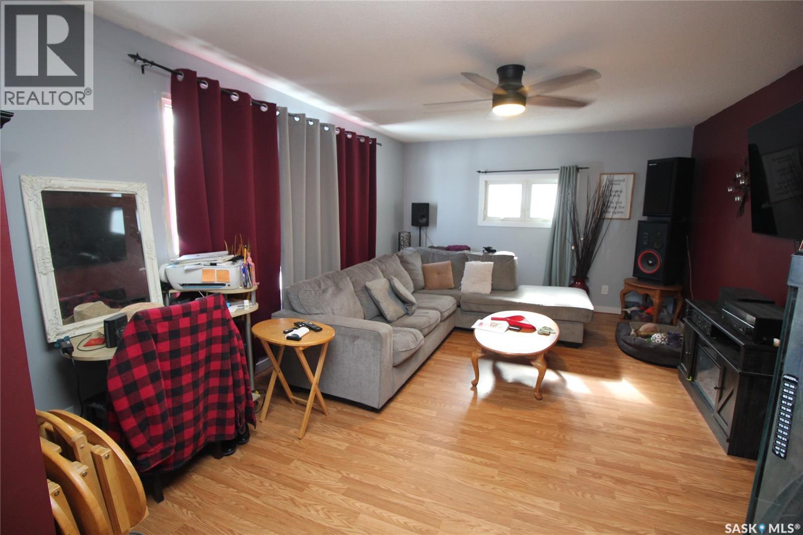 800 Robison Street, Indian Head, SK - Indoor Photo Showing Living Room