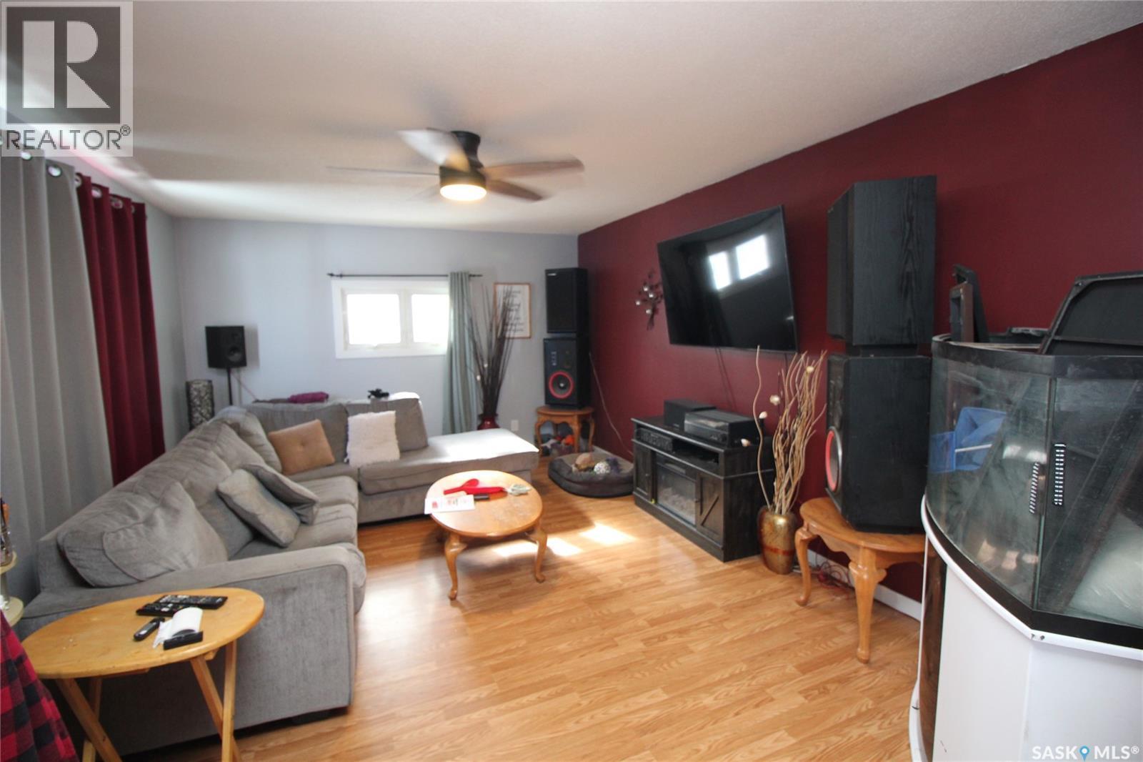 800 Robison Street, Indian Head, SK - Indoor Photo Showing Living Room