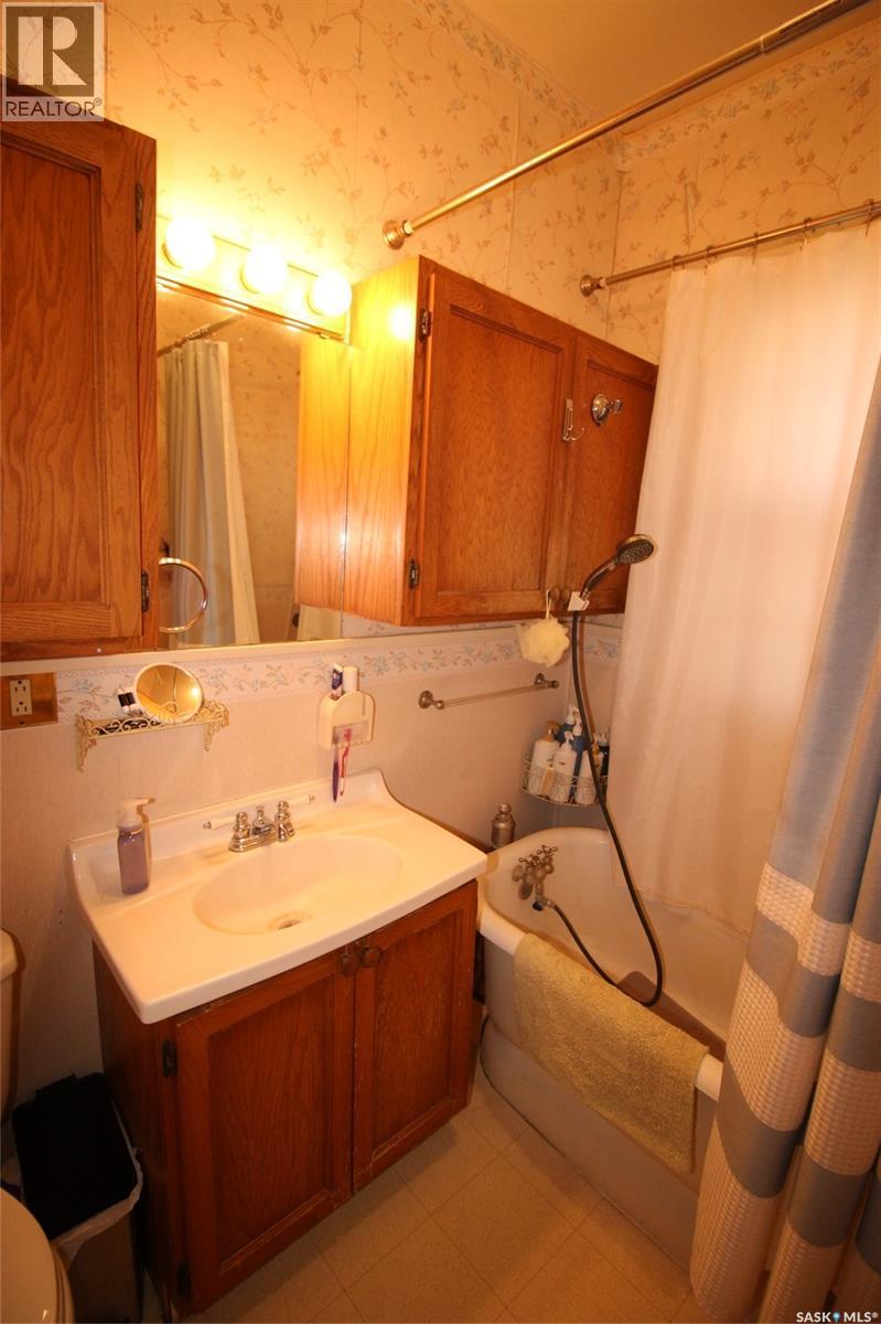 663 2Nd Street E, Shaunavon, SK - Indoor Photo Showing Bathroom