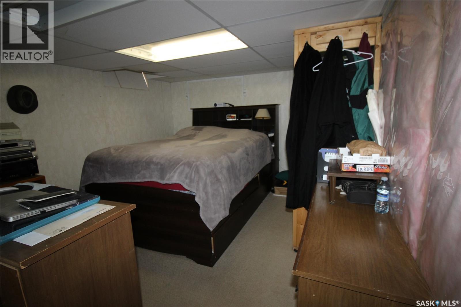 663 2Nd Street E, Shaunavon, SK - Indoor Photo Showing Bedroom