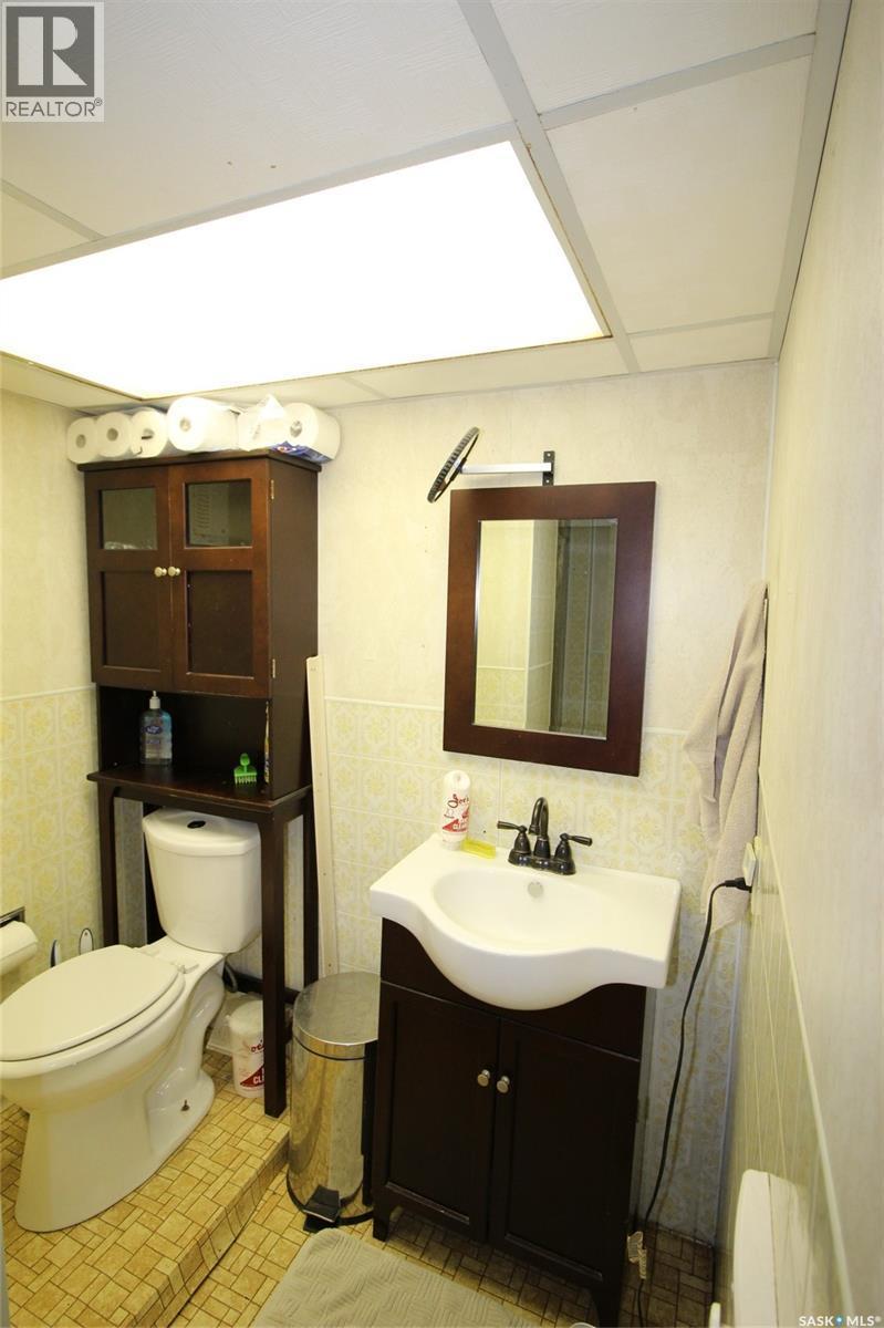 663 2Nd Street E, Shaunavon, SK - Indoor Photo Showing Bathroom