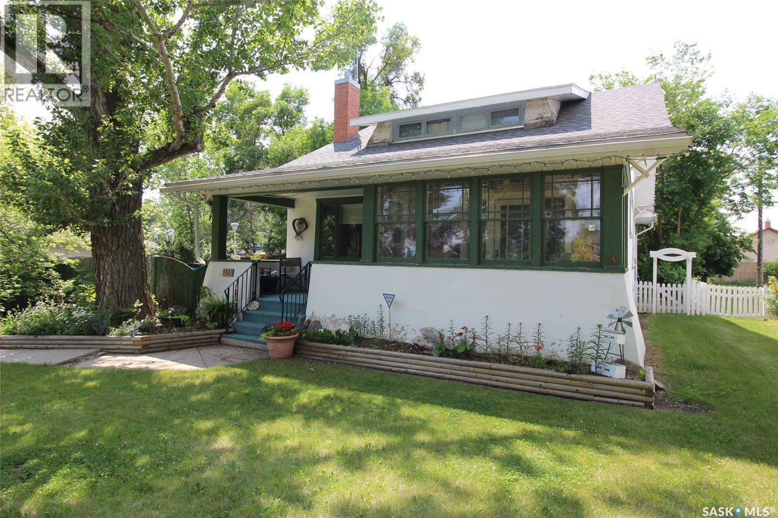 663 2Nd Street E, Shaunavon, SK - Outdoor