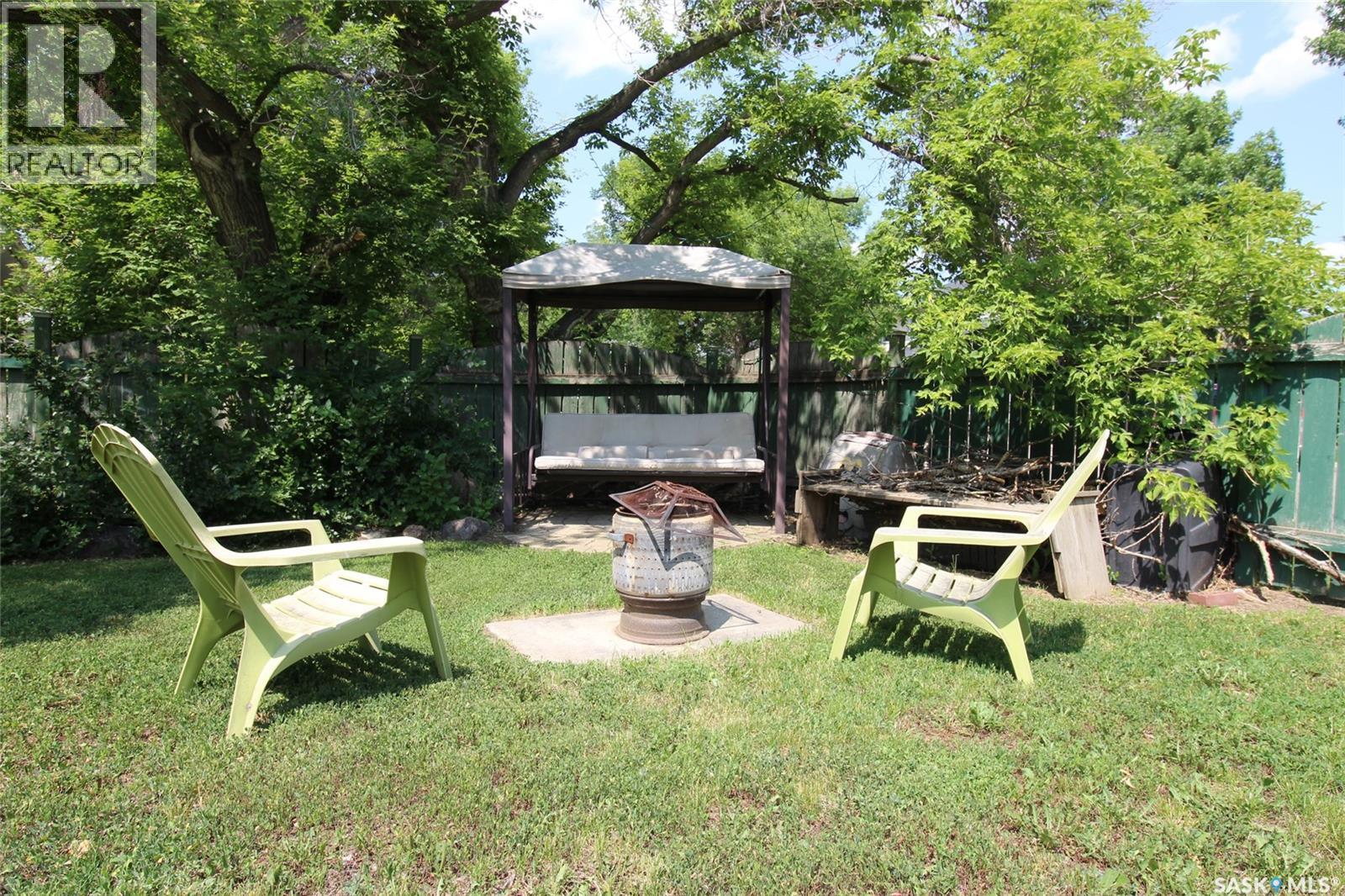 663 2Nd Street E, Shaunavon, SK - Outdoor With Backyard